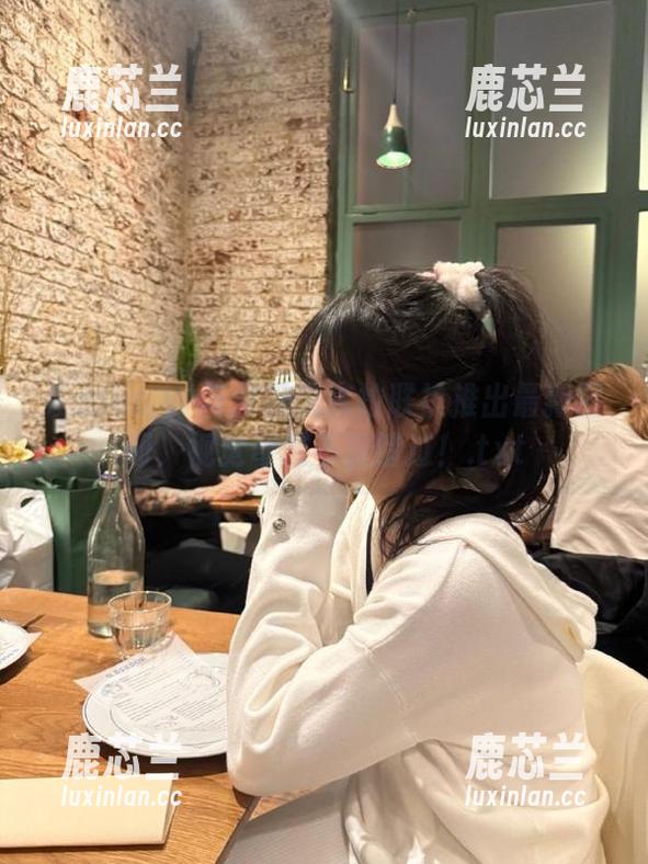 Kuuko W与兔田佩克拉联袂推出最新图册，视觉奇迹不容错过！.txt